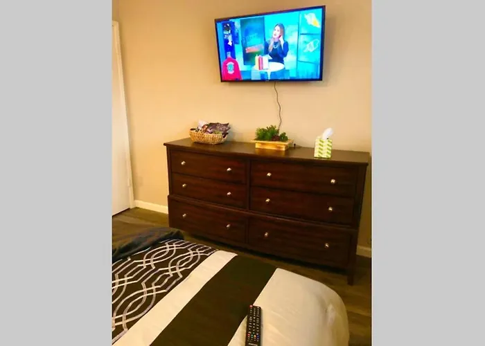 Luxury Stay Near Oakridge Mall For Vacation/Work