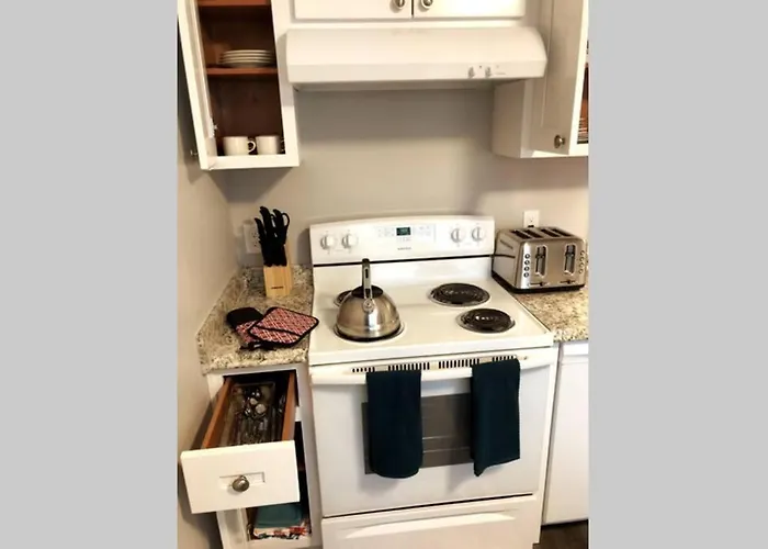 Luxury Stay Near Oakridge Mall For Vacation/Work