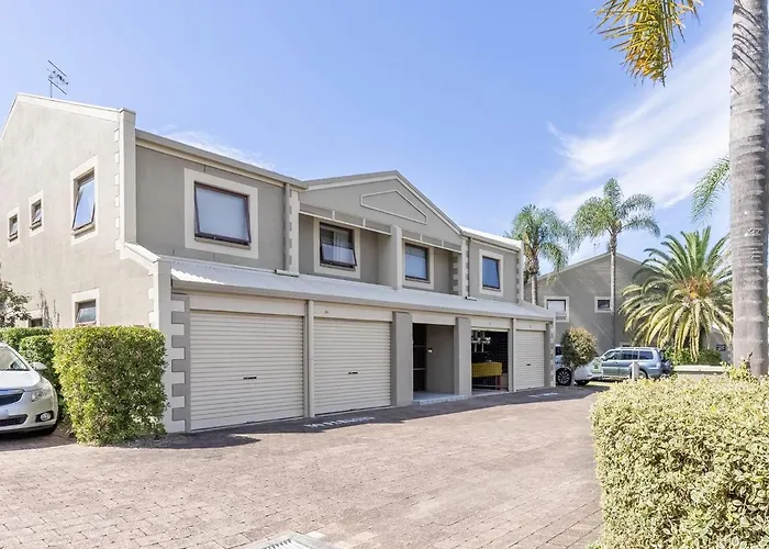 Carindale, 16 19-23 Dowling Street - Ground Floor Unit With Foxtel, Complex Pool And Tennis Court