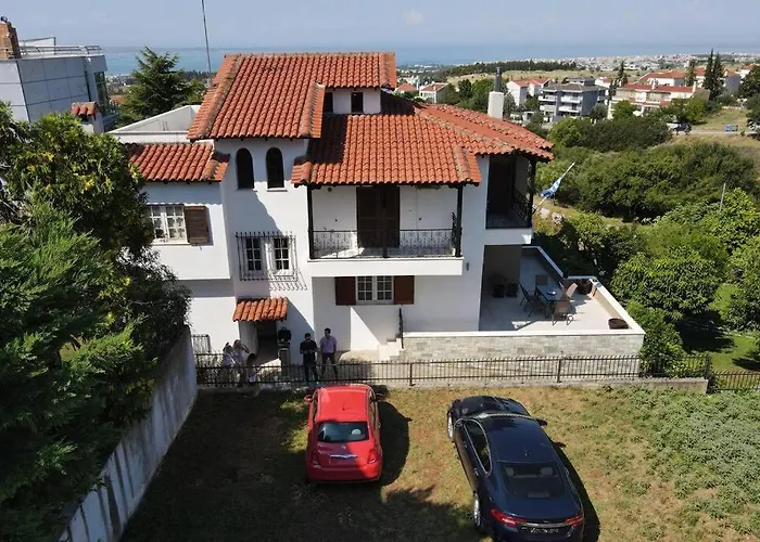 Villa Hillock: Traditional Luxury with Garden for Gatherings