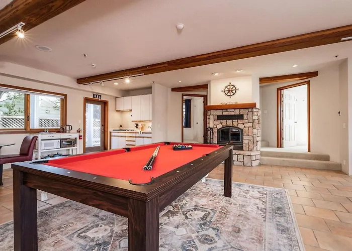 Beach Villa Home - Walk To Beaches Trails Restaurants Activities & More