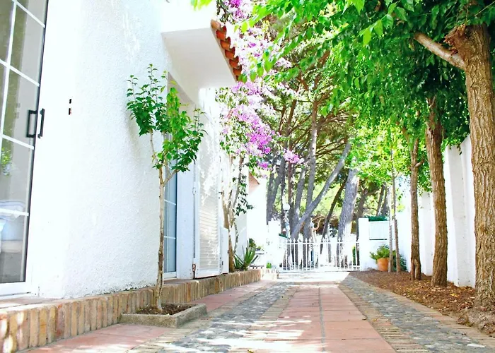 Lovely Villa Next To The Beach