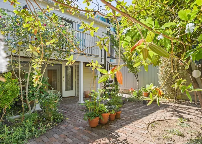 Garden Level Flat In 1885 Queen Anne Victorian Cottage In Alameda