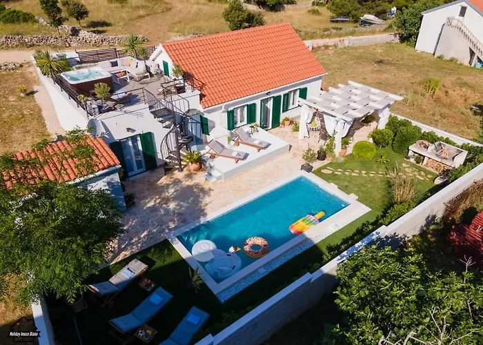 House Diana - Heated Swimming Pool And Jacuzzi