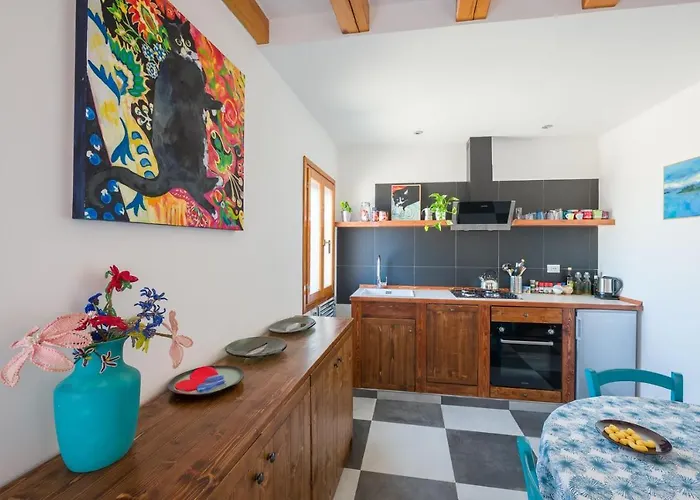 Night Galleria Holiday Home - Bed & Art -Sea View
