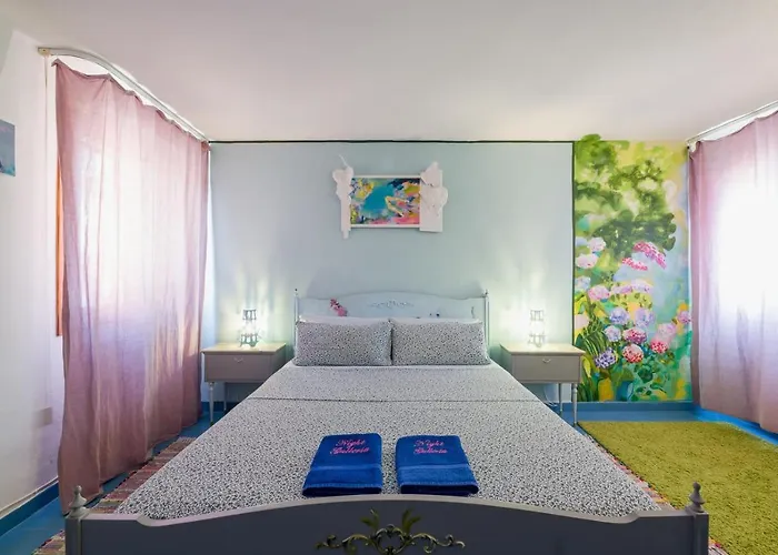 Night Galleria Holiday Home - Bed & Art -Sea View