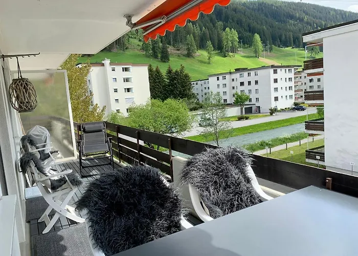 Fewo Bolgen: Central Jakobshorn Apartment with Ski Amenities