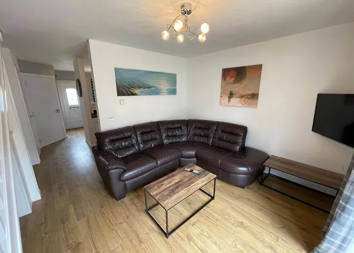 Gorsebank Mews, Stylish Modern 2-Bed Townhouse With Private Garden