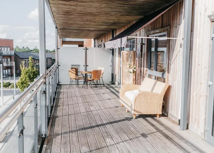 Oakgrove Apartment - 2 Bedroom With Terrance And Private Parking