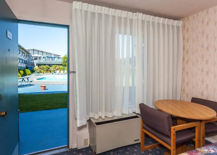 Howard Johnson By Wyndham Nanaimo Harbourside