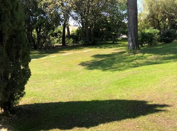 Grande Propriete Avec Piscine Et Terrain De Tennis Prives