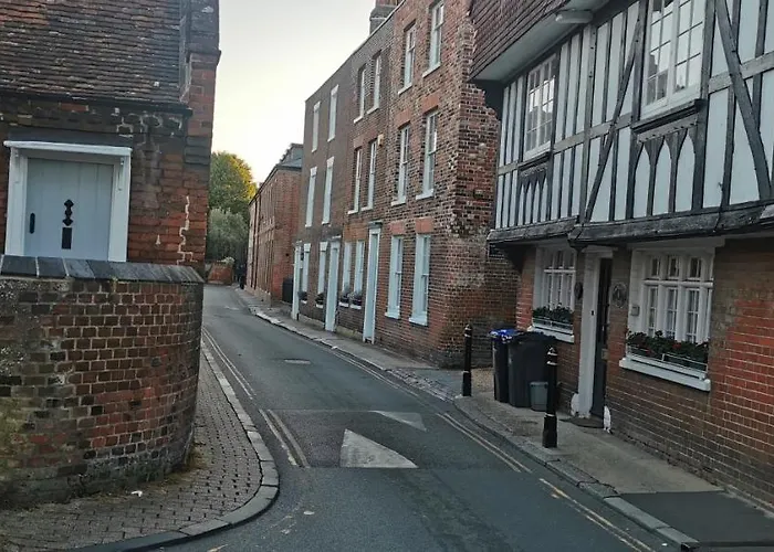 Modern City Centre House With Free Parking