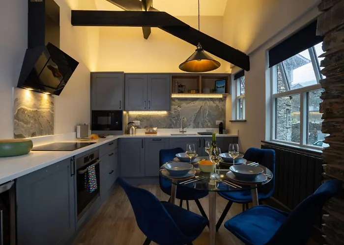 Spacious - Contemporary 2Br Apartment - Central Ambleside - Parking