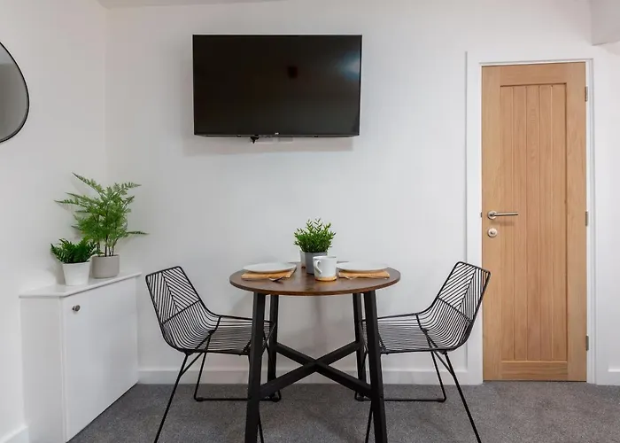 Charles Alexander Short Stay - Charnley House Apartments