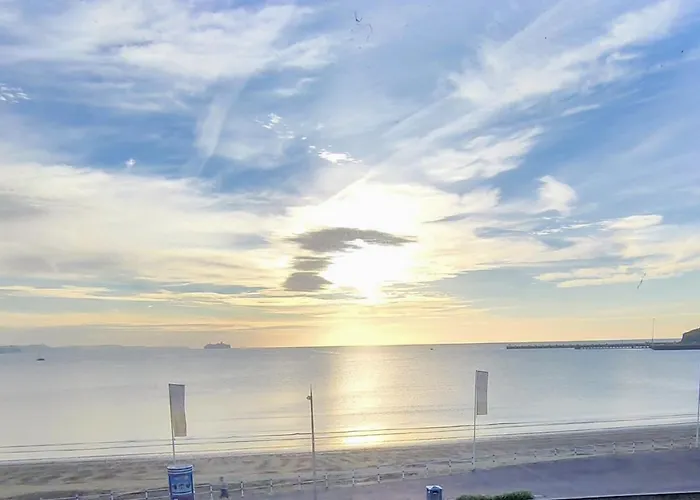 Sunrise View - Beachfront Apartment, Weymouth
