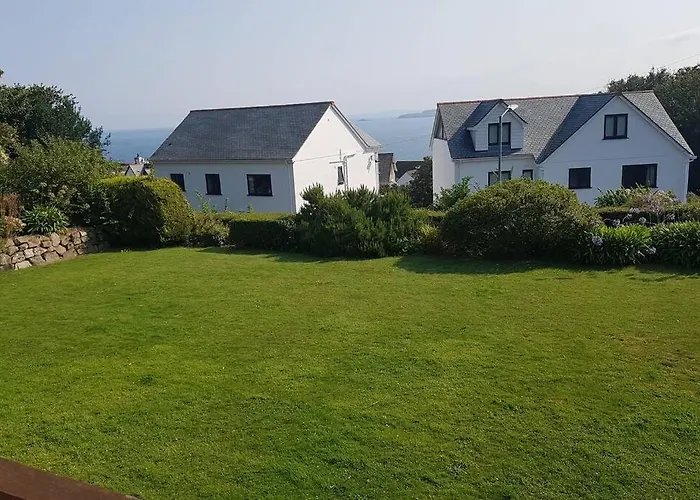 St Ives Apartment Private Parking With Garden 10 Minute Walk Into Town And Beach