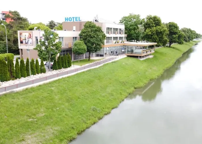 Hotel River