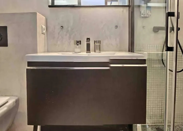 Beautiful Fully Renovated Centrally Located Studio