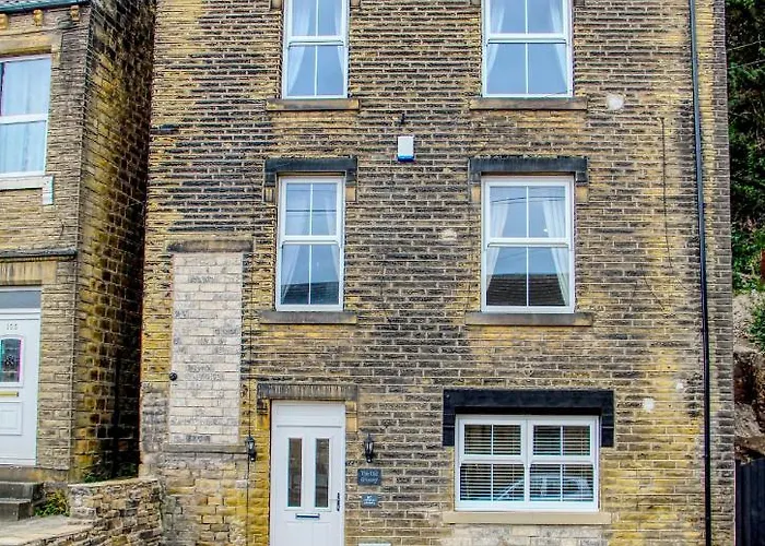 6 Dbl Bed, Central Huddersfield House Inc Parking