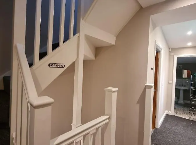 6 Dbl Bed, Central Huddersfield House Inc Parking
