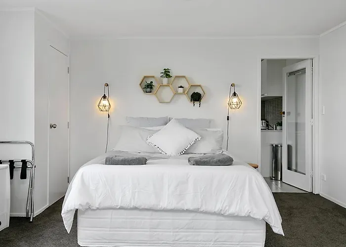 Acacia Bay Bach - Views, Spa & Serenity - Taupo