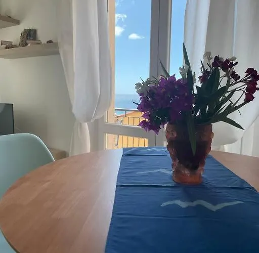 2-Bedroom Sunny Sea View With Balcony, La Casa Di Christine