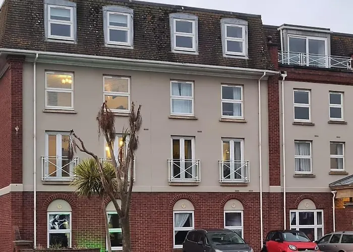 Beautiful 2-Bed Apartment On Torquay Seafront
