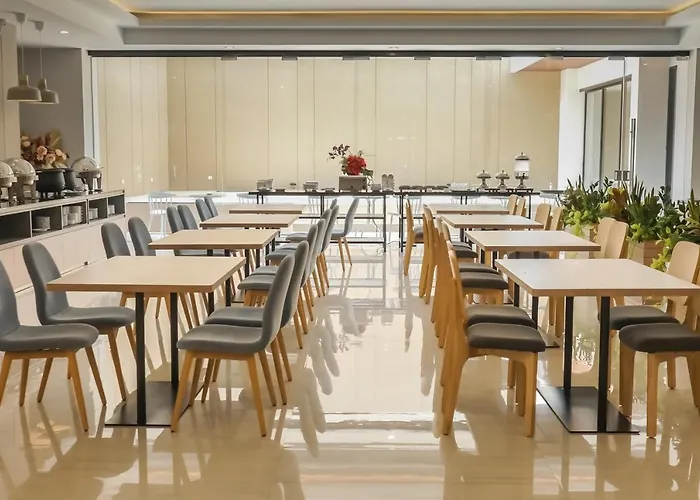 Front One King Hotel Tuban
