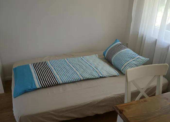 2X Monteurwohnung 1X 2 Kleine Einzelzimmer 1X Doppelbett Und Schlafcouch Im Wohnbereich