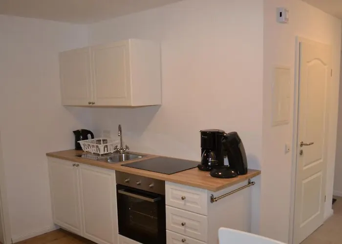 2X Monteurwohnung 1X 2 Kleine Einzelzimmer 1X Doppelbett Und Schlafcouch Im Wohnbereich