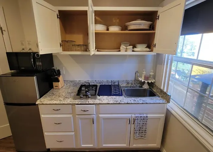 Adorable Modern Guesthouse With Full Kitchen