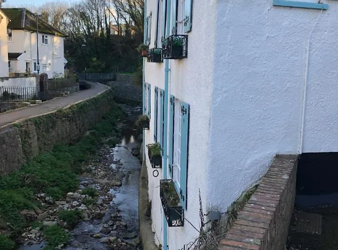 Flat 4 The Gables Lyme Regis With Parking For Small Car