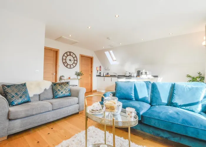 Rowan Tree Apartment - Modern Apartment, Free Parking & Views