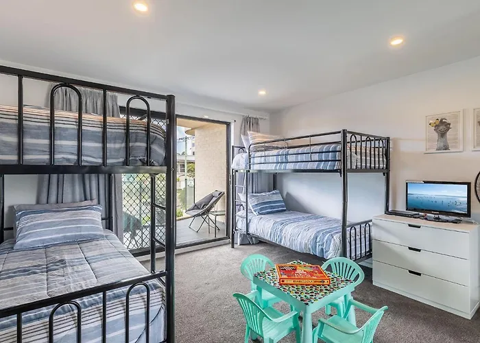 Dolphin Cove 8, 2-6 Government Rd - Air Conditioning, Wi-Fi, Lift, Secure Parking And Close To Town