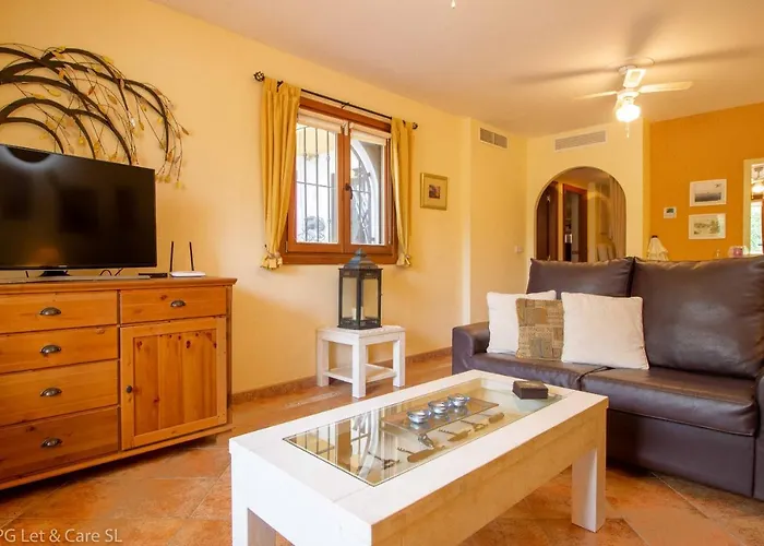 Poolside Townhouse - Sleeps 6 - Rou02