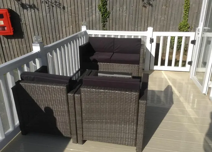 Molly's Retreat: Pet-Friendly Caravan with Garden at Newquay Bay Resort