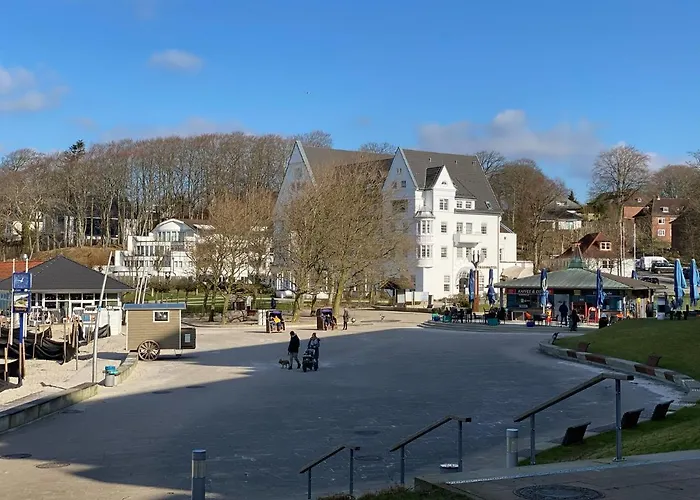 Strandblick Mit Strandkorb & Fahrraedern