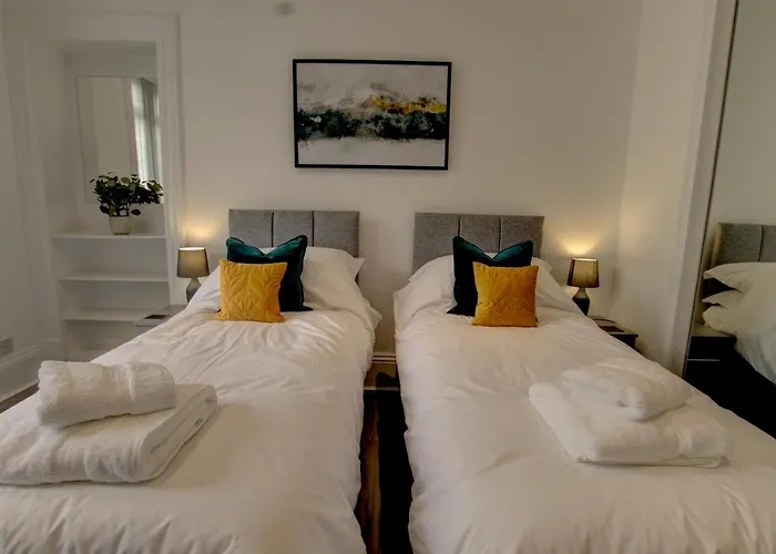 Bright City Apt - King Bed - Parking & Wi-Fi