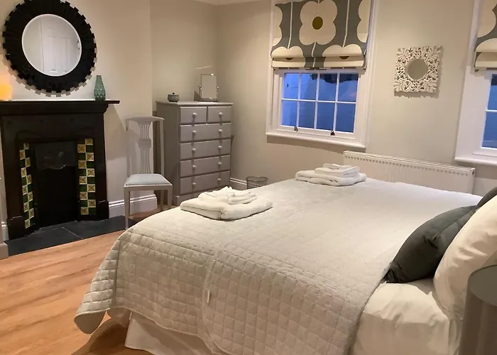 Luxury Refurbished 2 Bedroom Regency Apartment