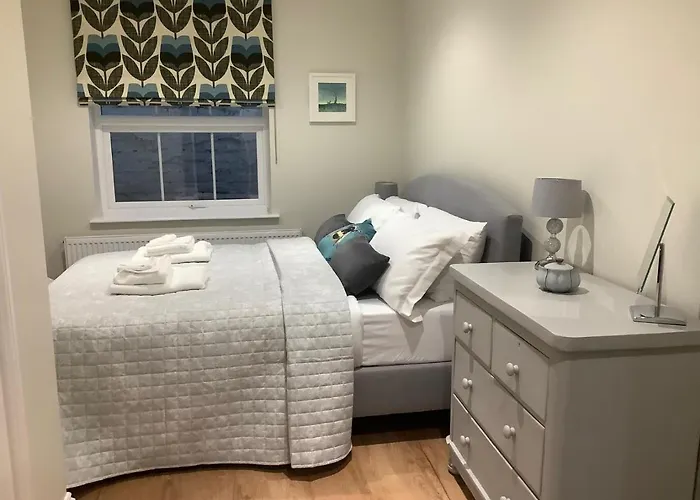 Luxury Refurbished 2 Bedroom Regency Apartment