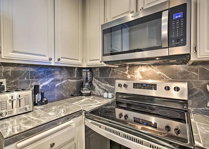 Stunning Oceanside Condo: Walk To The Beach!