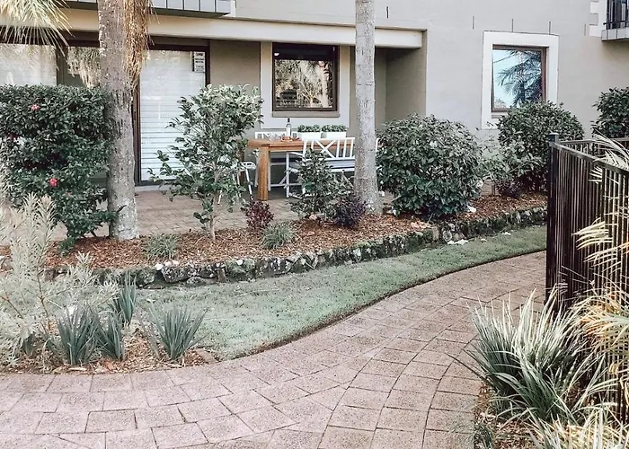 Carindale Poolside Retreat: Ground Floor Unit with Tennis & Wi-Fi