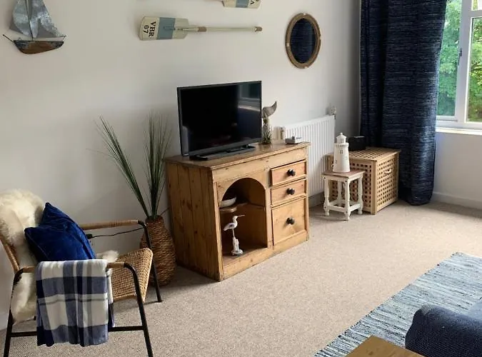 Riverside Retreat: Cozy 2-Bedroom with Sundeck