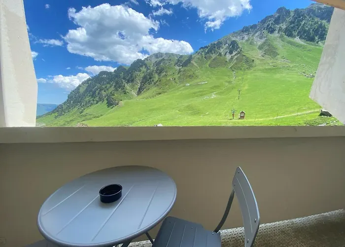 Chalet Cozy: Ski-in Apartment for 2-4 Guests