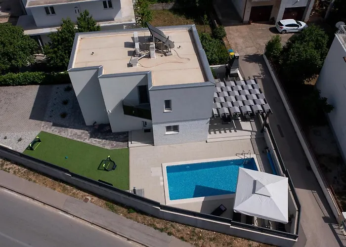 Villa Lumaka Sun: Beachside Retreat with Dual Pools in Brodarica