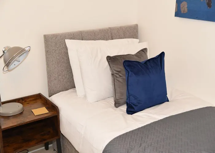 Fantastic 2 Dbl Bedroom Apt. Free Off-Road Parking