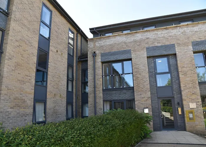 Fantastic 2 Dbl Bedroom Apt. Free Off-Road Parking