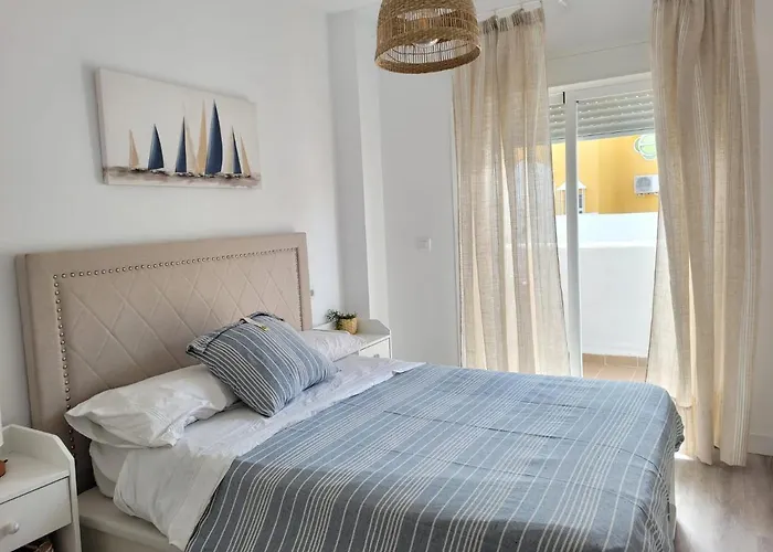 Apartamento En Rota Con Piscina Y Parking Junto Al Mar