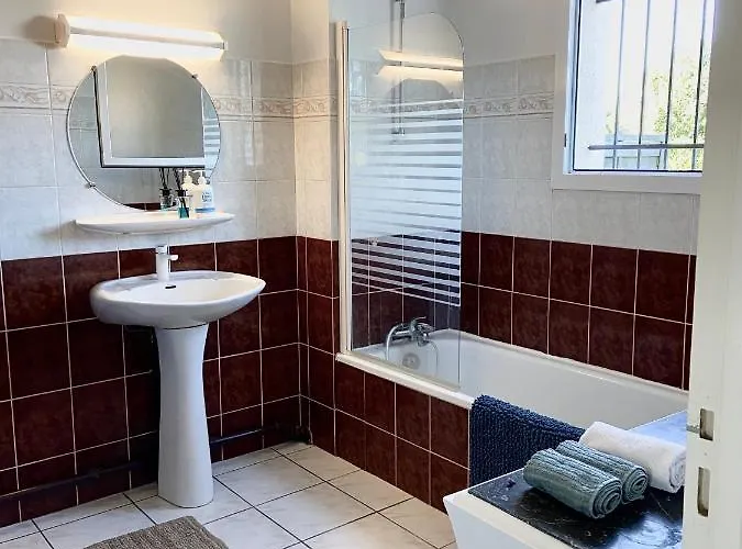 Grand Appartement En Residence Calme Avec Piscine