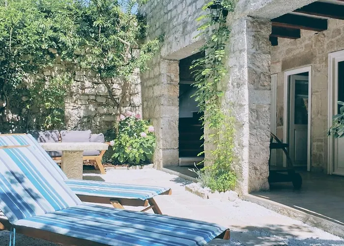 Rector'S Villa - Charming Retreat In Old Town With Jacuzzi In Private Courtyard